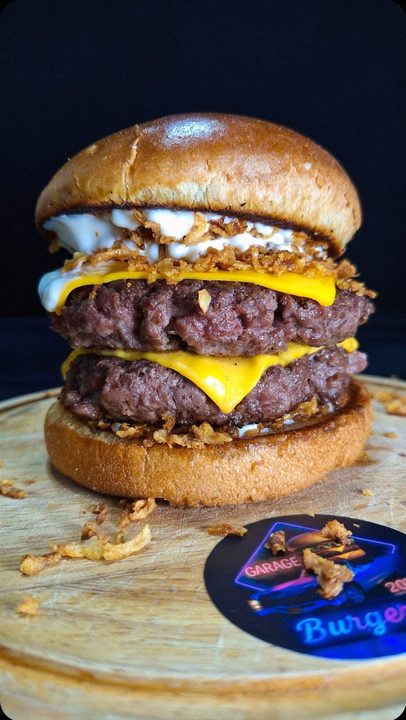 Ford F1000: dois burgers, cheddar e cebola crispy no pão brioche